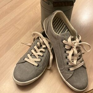 Brand new Taos canvas sneakers